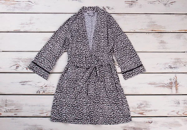 Ahşap arka plan güzel bornoz.