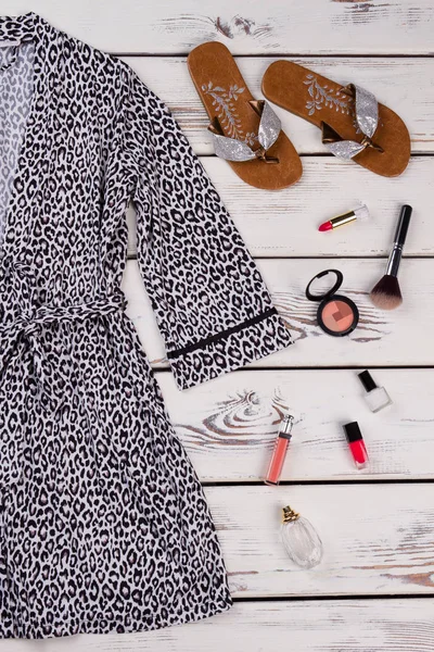 Bornoz, flip flop, kozmetik.