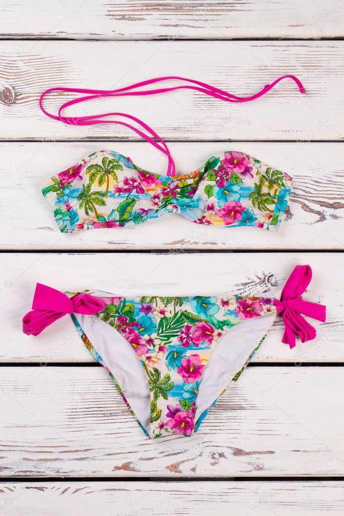 Multicolor bikini printed set.