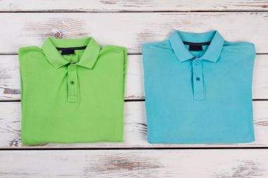 İki renkli polo gömlek.