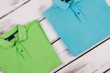 Çocuklar için şık renkli polo.