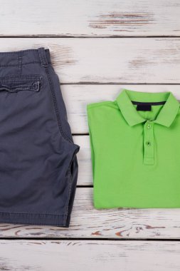 Işık yeşil tişört, koyu şort.