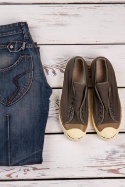 Erkekler rahat kot pantolon ve ayakkabı.