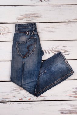 Katlanmış erkek kot, üstten görünüm.