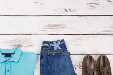 T-shirt, kot pantolon, spor ayakkabı, koleksiyonu satın.