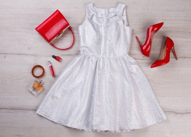 Ahşap arka plan üzerinde gümüş parti elbise.