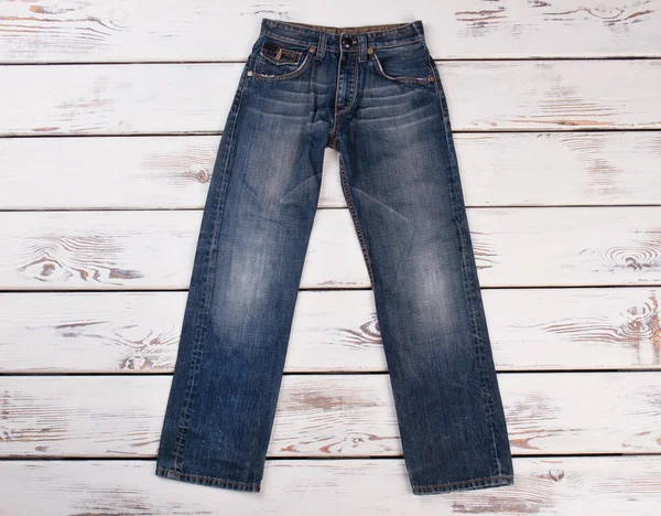 Hombres pierna recta azul oscuro jeans . — Foto de Stock