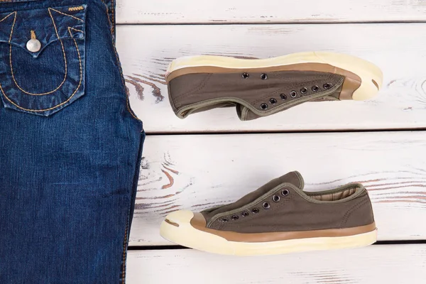 Zapatos para correr, jeans de cerca . — Foto de Stock
