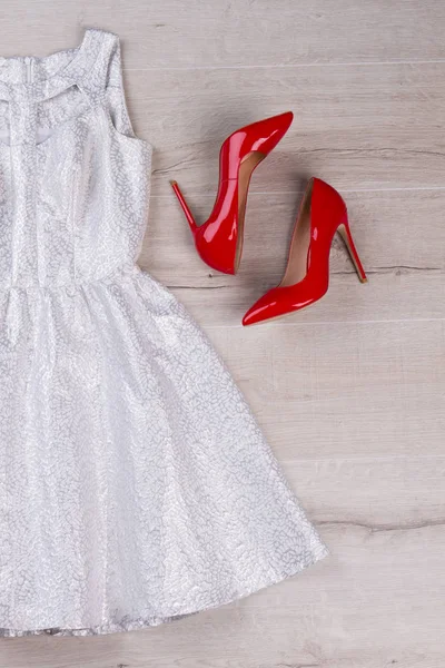 Robe de soirée argentée et talons rouges . — Photo