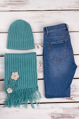 Kot pantolon, atkı ve şapka