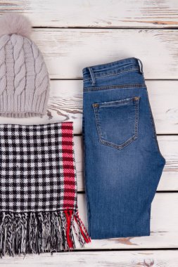 El yapımı şapka, eşarp ve kot pantolon