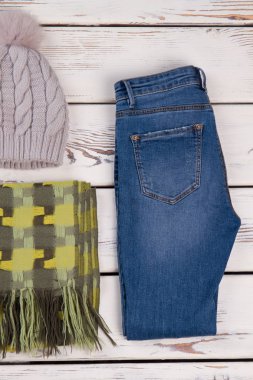 Kot pantolon, eşarp ve hadmade şapka