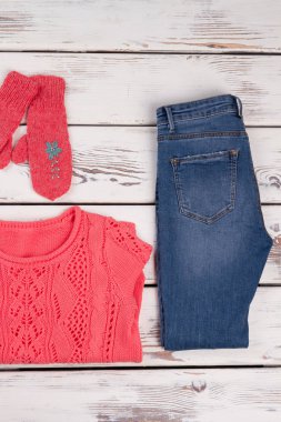 Güzel el yapımı elbise ve kot pantolon