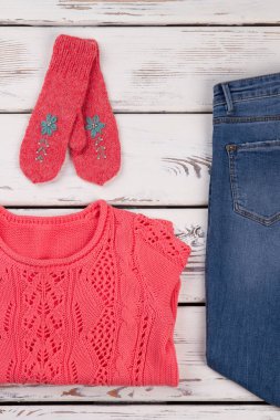 El yapımı eldiven, tişört ve kot pantolon