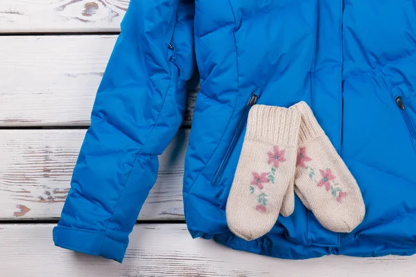 El yapımı örgü eldiven ceket