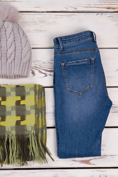 Kot pantolon, eşarp ve hadmade şapka