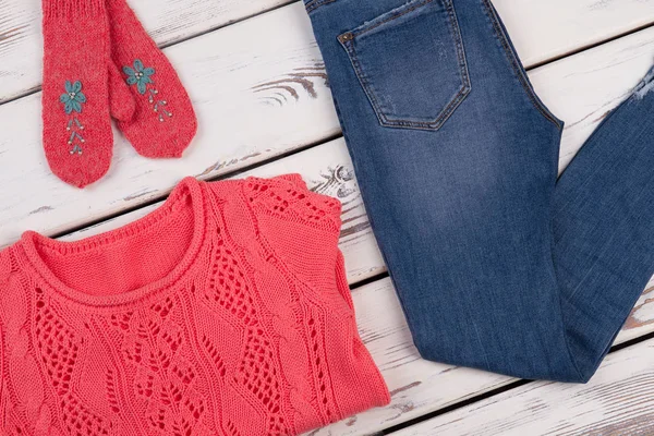 El yapımı raglan, eldiven ve kot pantolon