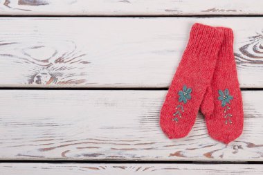 El Mittens ile nakış örme