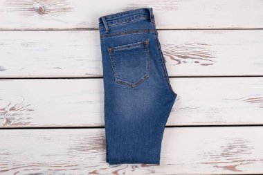 Açık renkli basit kot