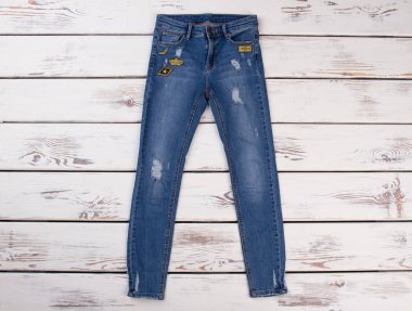 Yırtık kot pantolon