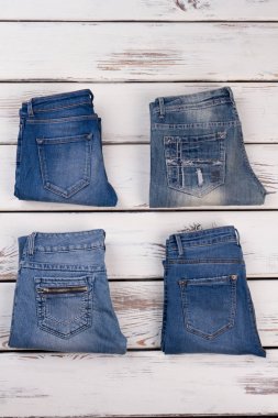 Kot pantolon, düz yatıyordu katlanmış