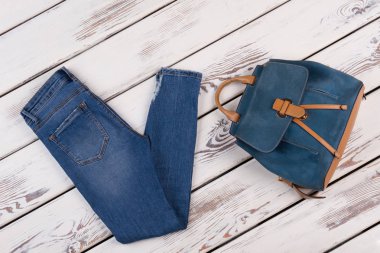 Kot pantolon ve deri sırt çantası