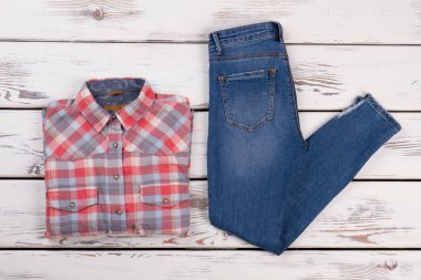 Kareli gömlek ve kot pantolon