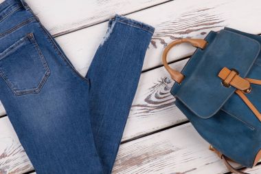 Düz kot pantolon ve sevimli sırt çantası