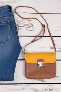 Düzenli kot pantolon ve deri çanta