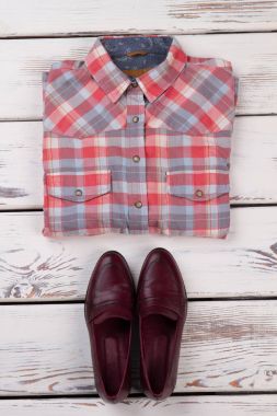 Kareli gömlek ve deri ayakkabı