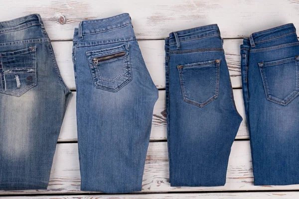 Kot pantolon katlanmış çiftleri