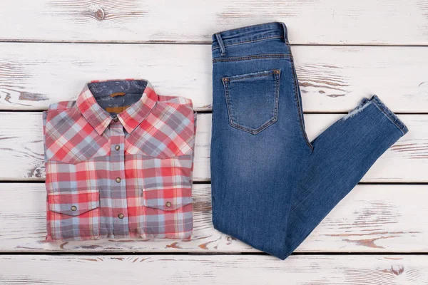 Kareli gömlek ve kot pantolon