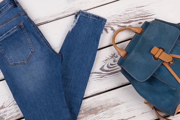 Düz kot pantolon ve sevimli sırt çantası