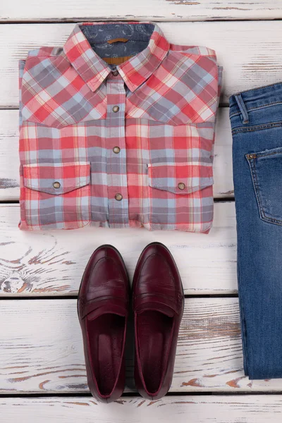 Plaid shirt, schoenen en spijkerbroek — Stockfoto