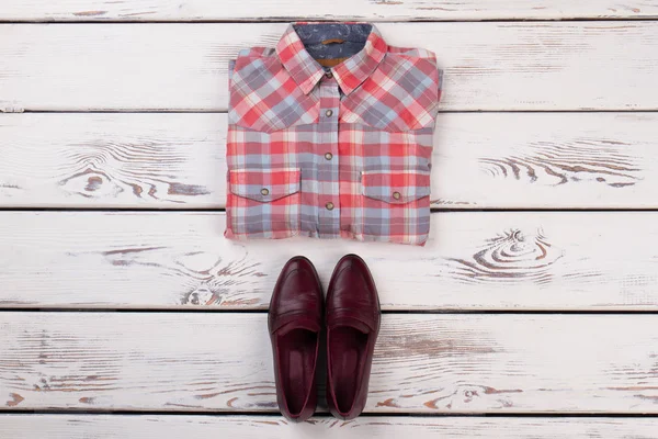 Rutig skjorta och läder skor — Stockfoto