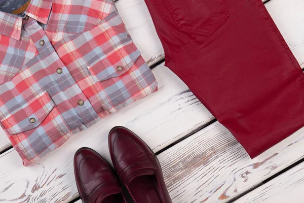 Rutig skjorta, byxor och skor — Stockfoto