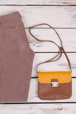 Kadife pantolon ve deri çanta