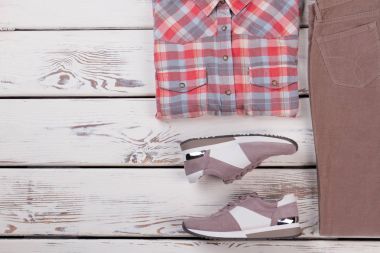 Gömlek, pantolon ve spor ayakkabı