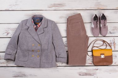 Ceket, pantolon, çanta ve spor ayakkabı