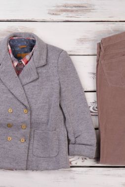 Gri blazer ve kahverengi pantolon