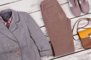 Ceket, pantolon, spor ayakkabı ve çanta