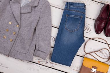 Kadın giyim, Ayakkabı ve Aksesuar.