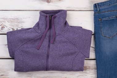 Mor parça ceket ve kot pantolon