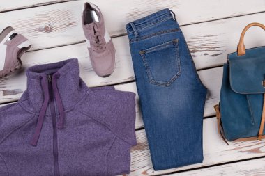 Menekşe parça ceket ve kot pantolon