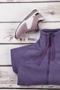 Spor ayakkabı ve sıkıştırılmış kazak