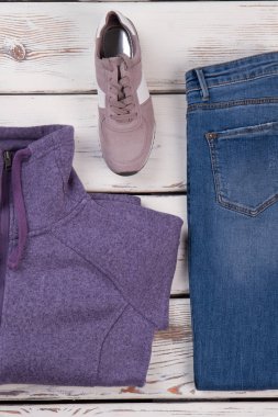 Parça ceket, spor ayakkabı ve kot pantolon