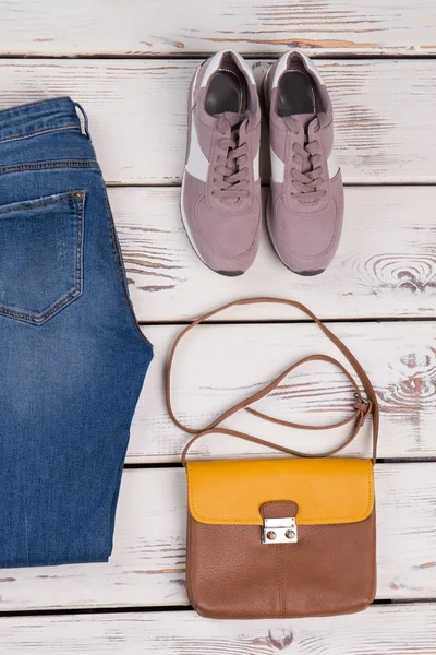 Jeans, zapatillas y bandolera —  Fotos de Stock