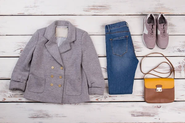 Куртка, джинсы, кроссовки и сумки — стоковое фото
