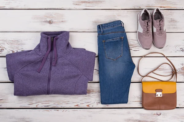 Свитер, джинсы, кроссовки и сумочка — стоковое фото