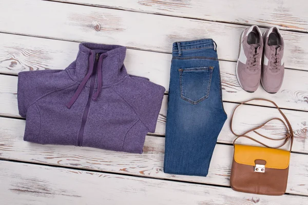 Lila tröja och vanliga jeans — Stockfoto